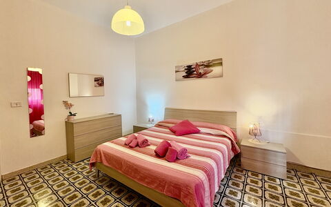 Villa Sole Mare: Sol, Sol, Design Intérieur, Lit, Chambre, Bois, Meubles, Pièce, Drap De Lit, Literie