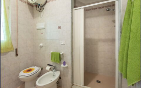 Villa Sole Mare: Sol, Sol, Luminaire Plomberie, Design Intérieur, Évier, Pièce, Lavabo, Plomberie, Robinet, Salle De Bains