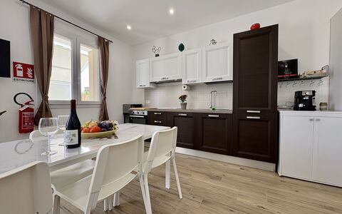 Villa Benvenuti al Sud: Meubles, Sol, Design Intérieur, Cuisine, Bois, Sol, Parquet, Comptoir, Cabinetry, Appareil De Cuisine