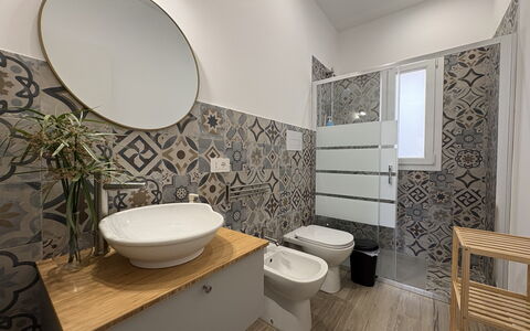 Villa Benvenuti al Sud: Sol, Sol, Siège De Toilette, Luminaire Plomberie, Design Intérieur, Salle De Bains, Tuile, Toilette, Évier, Plomberie