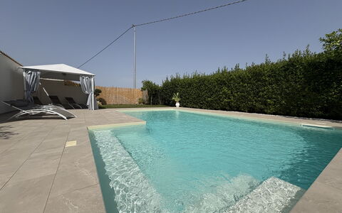 Villa Benvenuti al Sud: Piscine, Bleu, Recours, Composite, Caractéristique De L'Eau, Ombre, Loisir, Béton, Eco Hôtel, Tuile