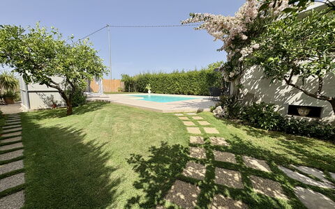 Villa Benvenuti al Sud: Jardin, Piscine, Pelouse, Ombre, Aménagement Paysager, Arrière-Cour, Cour, Dalle, Gazon Artificiel