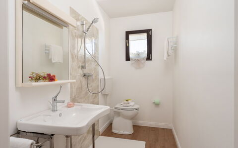 Villa i Fiori: Luminaire Plomberie, Salle De Bains, Design Intérieur, Lavabo, Évier, Sol, Sol, Toilette, Robinet, Plomberie