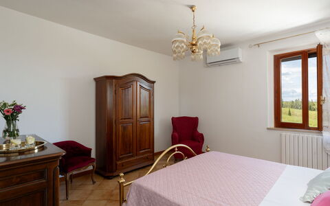Villa i Fiori: Lit, Chambre, Meubles, Design Intérieur, Drap De Lit, Literie, Bois, Pièce, Textile, Sol