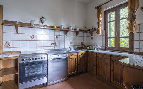 Villa Golly: Cuisine, Bois, Design Intérieur, Sol, Plafond, Comptoir, Pièce, Cabinetry, Appareil De Cuisine, Tache De Bois