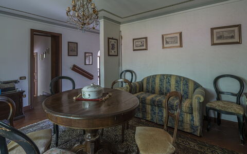 Villa Golly: Meubles, Design Intérieur, Sol, Pièce, Cadre, Sol, Éclairage, Plafond, Table, Chaise