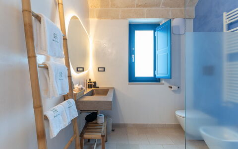 Tenuta Emma: Bleu, Mur, Sol, Sol, Composite, Luminaire Plomberie, Plafond, Luminaire, Tuile, Salle De Bains