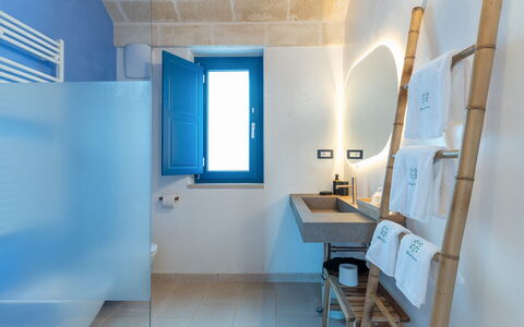 Tenuta Emma: Bleu, Mur, Composite, Luminaire Plomberie, Luminaire, Salle De Bains, Tuile, Conception, Robinet, Évier