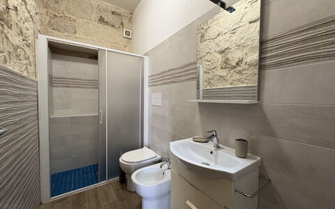 L'Oasi di Salvo: Sol, Sol, Luminaire Plomberie, Design Intérieur, Tuile, Plomberie, Salle De Bains, Composite, Évier, Plafond