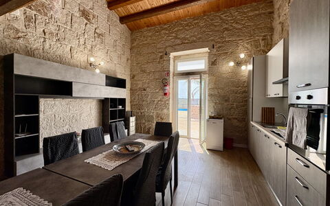L'Oasi di Salvo: Sol, Meubles, Design Intérieur, Plafond, Sol, Cuisine, Pièce, Chaise, Parquet, Table Cuisine Et Salle A Manger