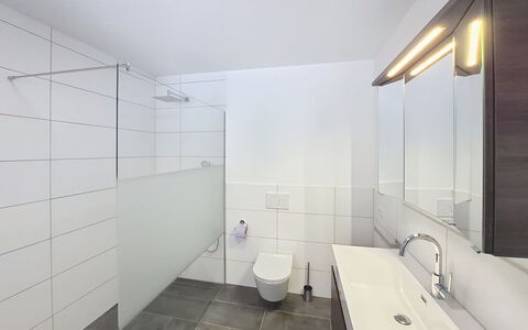 Halbeis: Sol, Mur, Design Intérieur, Salle De Bains, Sol, Luminaire Plomberie, Plafond, Plomberie, Robinet, Composite