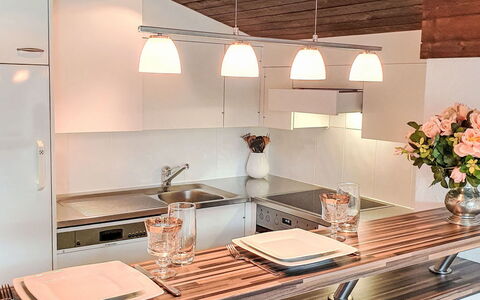 Casa Primavera B31: Design Intérieur, Comptoir, Cuisine, Luminaire, Meubles, Plafond, Bois, Sol, Éclairage, Sol