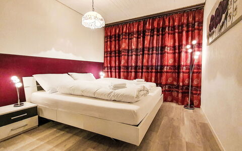 Casa Primavera B31: Lit, Design Intérieur, Chambre, Drap De Lit, Sol, Meubles, Sol, Literie, Pièce, Cadre De Lit