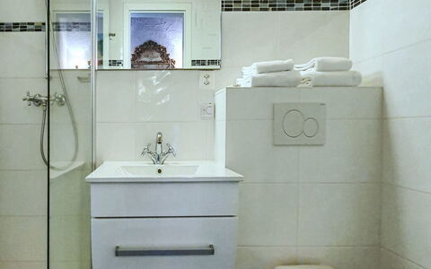 Casa Primavera B31: Salle De Bains, Luminaire Plomberie, Sol, Toilette, Design Intérieur, Lavabo, Évier, Siège De Toilette, Sol, Robinet