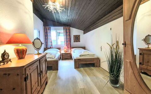 Casa Primavera B31: Meubles, Design Intérieur, Lit, Plafond, Chambre, Bois, Sol, Pièce, Drap De Lit, Literie