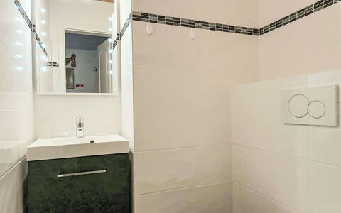 Casa Primavera B31: Sol, Sol, Salle De Bains, Mur, Luminaire Plomberie, Toilette, Design Intérieur, Siège De Toilette, Tuile, Plomberie