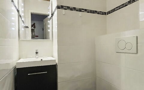 Casa Primavera B31: Sol, Sol, Mur, Salle De Bains, Luminaire Plomberie, Siège De Toilette, Toilette, Design Intérieur, Tuile, Plomberie