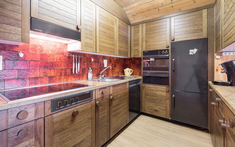 Laax 71: Bois, Cuisine, Design Intérieur, Sol, Comptoir, Cabinetry, Tache De Bois, Plafond, Luminaire, Parquet