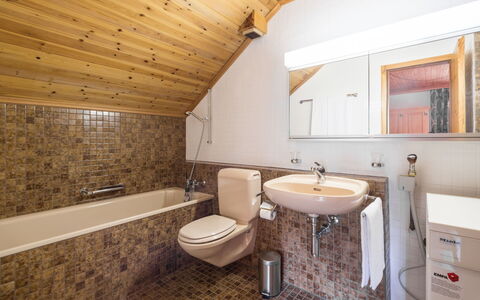 Laax 71: Salle De Bains, Luminaire Plomberie, Lavabo, Sol, Évier, Bois, Design Intérieur, Sol, Plafond, Robinet