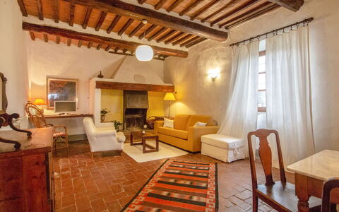 Il Poggio: Table, Meubles, Bâtiment, Propriété, Canapé, Chaise, Bois, Cadre, Design Intérieur, Maison