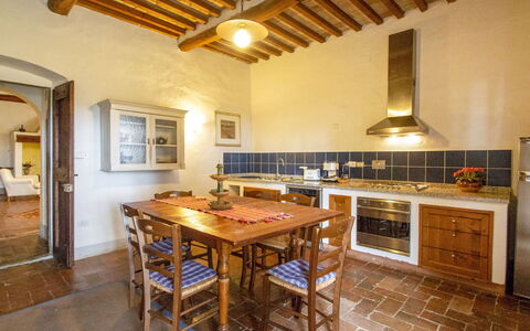 Il Poggio: Cabinetry, Meubles, Évier, Propriété, Table, Comptoir, Bois, Robinet, Design Intérieur, Sol