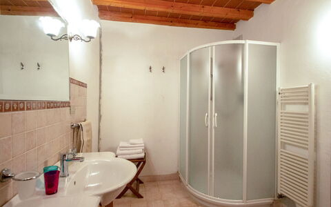 Il Poggio: Propriété, Bâtiment, Design Intérieur, Évier, Sol, Sol, Bois, Porte, Salle De Bains