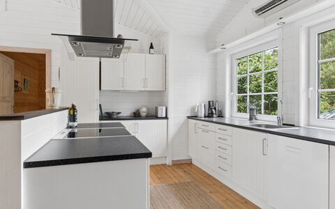 Aiyana - 2.1Km from the Sea: Cuisine, Sol, Bois, Comptoir, Design Intérieur, Cabinetry, Appareil De Cuisine, Sol, Plafond, Évier