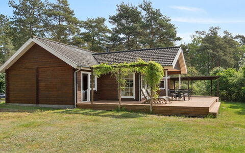 Aiyana - 2.1Km from the Sea: Bois, Maison, Toit, Domicile, Chalet, Porche, Batiments Jardin, Siding, Ferme, Biens