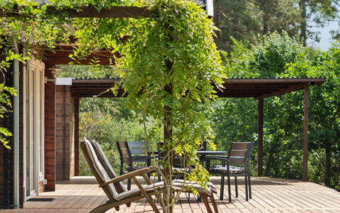Aiyana - 2.1Km from the Sea: Bois, Ombre, Mobilier De Jardin, Jardin, Tableau De Plein Air, Structure En Plein Air, Arrière-Cour, Tache De Bois, Patio, Dur