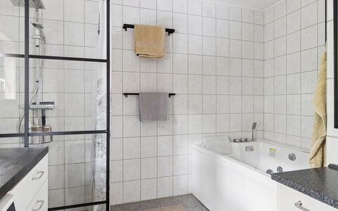 Aiyana - 2.1Km from the Sea: Sol, Luminaire Plomberie, Design Intérieur, Sol, Salle De Bains, Plomberie, Tuile, Pièce, Robinet, Appartement