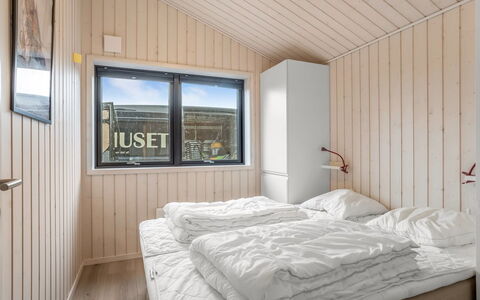 Arwed - 900M from the Sea: Bois, Chambre, Lit, Literie, Drap De Lit, Cadre De Lit, Plafond, Tache De Bois, Dur, Planche