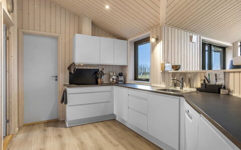 Arwed - 900M from the Sea: Bois, Plafond, Sol, Design Intérieur, Comptoir, Cuisine, Sol, Pièce, Principaux Appliance, Domicile