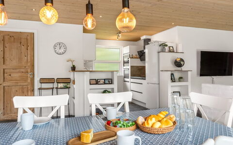Erna - 900M from the Sea: Meubles, Mer, Chaise, Ombre, Balcon, Mobilier De Jardin, Eco Hôtel, Côte, Plate-Forme, Tache De Bois