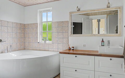 Stavros - 325M from the Sea: Salle De Bains, Luminaire Plomberie, Design Intérieur, Sol, Baignoire, Sol, Armoire De Toilette, Robinet, Plomberie, Évier