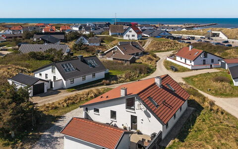 Flugha - 190M from the Sea: Toit, Maison, Domicile, Zone Résidentielle, Paysage, Lot Terre, Chalet, Pente, Banlieue, Village