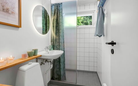 Flor - 900M from the Sea: Luminaire Plomberie, Salle De Bains, Design Intérieur, Siège De Toilette, Toilette, Sol, Sol, Plomberie, Évier, Domicile