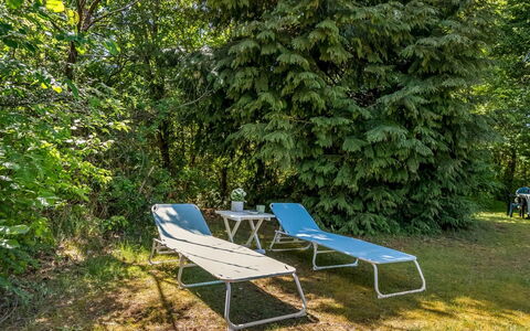 Flor - 900M from the Sea: Meubles, Mobilier De Jardin, Couverture De Sol, Chaise, Ombre, Balancelle, Jardin, Lumière Du Soleil, Pelouse, Extérieur Banc