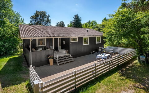Flor - 900M from the Sea: Bois, Chalet, Porche, Dur, Plate-Forme, Siding, Planche, Clôture, Ombre, Cour