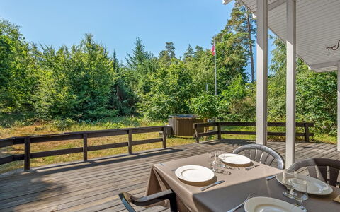 Ursula - 7Km from the Sea: Bois, Porche, Dur, Plate-Forme, Chalet, Tache De Bois, Planche, Ombre, Chaise, Balcon
