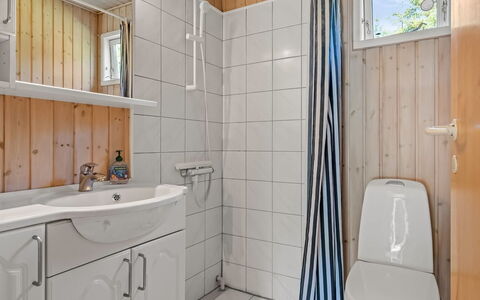 Ursula - 7Km from the Sea: Bois, Sol, Luminaire Plomberie, Évier, Sol, Lavabo, Design Intérieur, Robinet, Plomberie, Salle De Bains