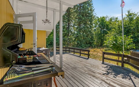 Ursula - 7Km from the Sea: Bois, Porche, Ombre, Plate-Forme, Dur, Planche, Escaliers, Structure En Plein Air, Siding, Balustrade