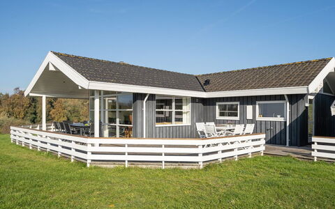 Adelinde - 300M from the Sea: Meubles, Mer, Chaise, Ombre, Balcon, Mobilier De Jardin, Eco Hôtel, Côte, Plate-Forme, Tache De Bois