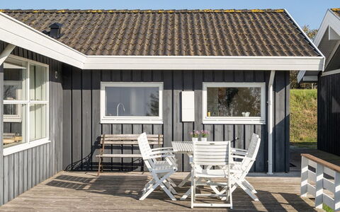 Adelinde - 300M from the Sea: Meubles, Mer, Chaise, Ombre, Balcon, Mobilier De Jardin, Eco Hôtel, Côte, Plate-Forme, Tache De Bois