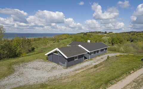 Adelinde - 300M from the Sea: Meubles, Mer, Chaise, Ombre, Balcon, Mobilier De Jardin, Eco Hôtel, Côte, Plate-Forme, Tache De Bois