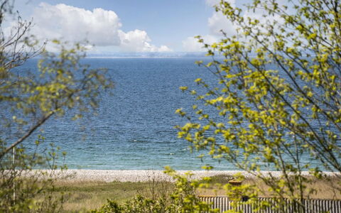 Adelinde - 300M from the Sea: Meubles, Mer, Chaise, Ombre, Balcon, Mobilier De Jardin, Eco Hôtel, Côte, Plate-Forme, Tache De Bois