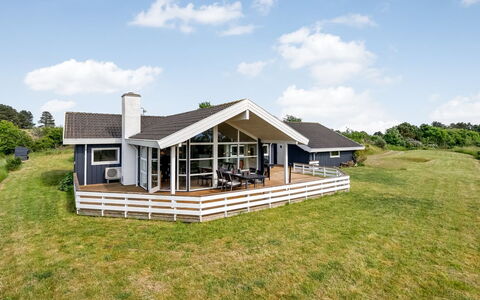 Adelinde - 300M from the Sea: Domicile, Maison, Architecture, Toit, Chalet, Porche, Biens, Ferme, Siding