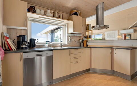 Adelinde - 300M from the Sea: Cuisine, Comptoir, Appareil De Cuisine, Sol, Design Intérieur, Bois, Cabinetry, Meubles, Principaux Appliance, Sol
