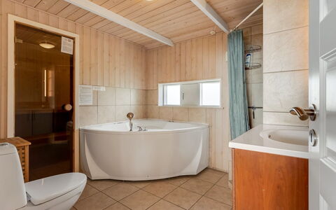 Adelinde - 300M from the Sea: Sol, Sol, Luminaire Plomberie, Salle De Bains, Design Intérieur, Lavabo, Évier, Bois, Plafond, Robinet