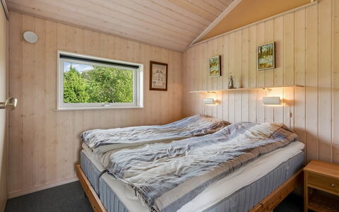 Adelinde - 300M from the Sea: Bois, Chambre, Domicile, Dur, Plafond, Tache De Bois, Cadre De Lit, Cabane En Rondins, Planche, Lit