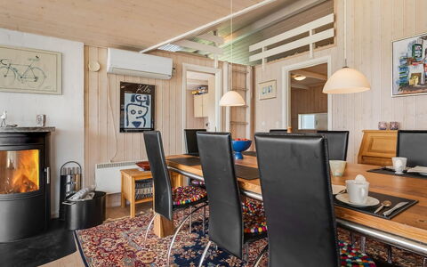 Adelinde - 300M from the Sea: Meubles, Design Intérieur, Bois, Plafond, Sol, Sol, Pièce, Éclairage, Salon, Canapé